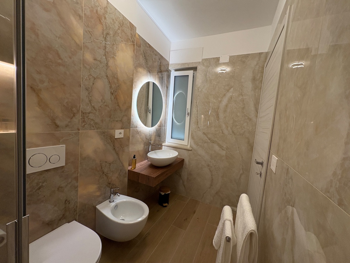 Bagno in marmo chiaro